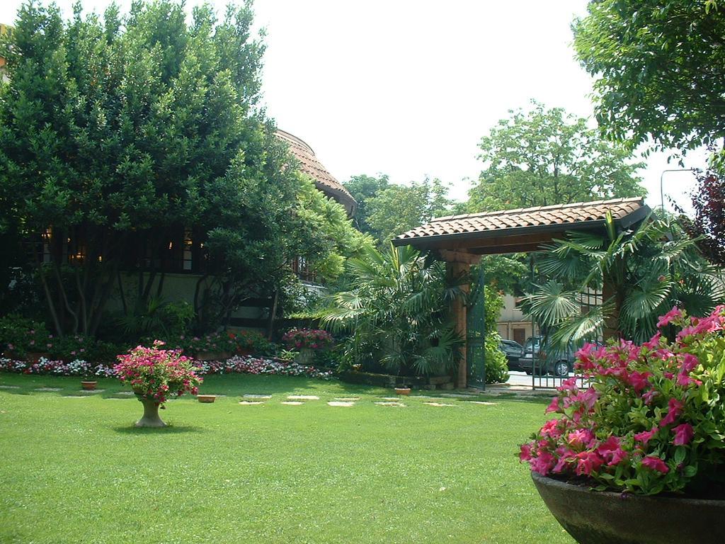 Hotel Il Rustichello Lonato Esterno foto