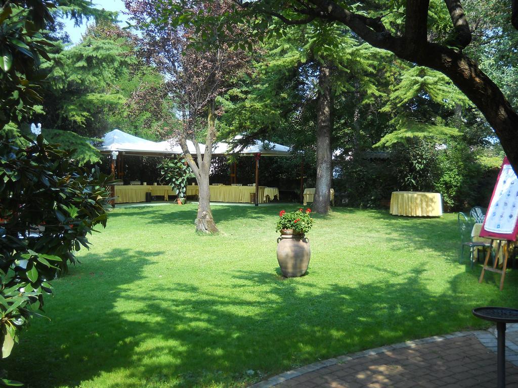 Hotel Il Rustichello Lonato Esterno foto