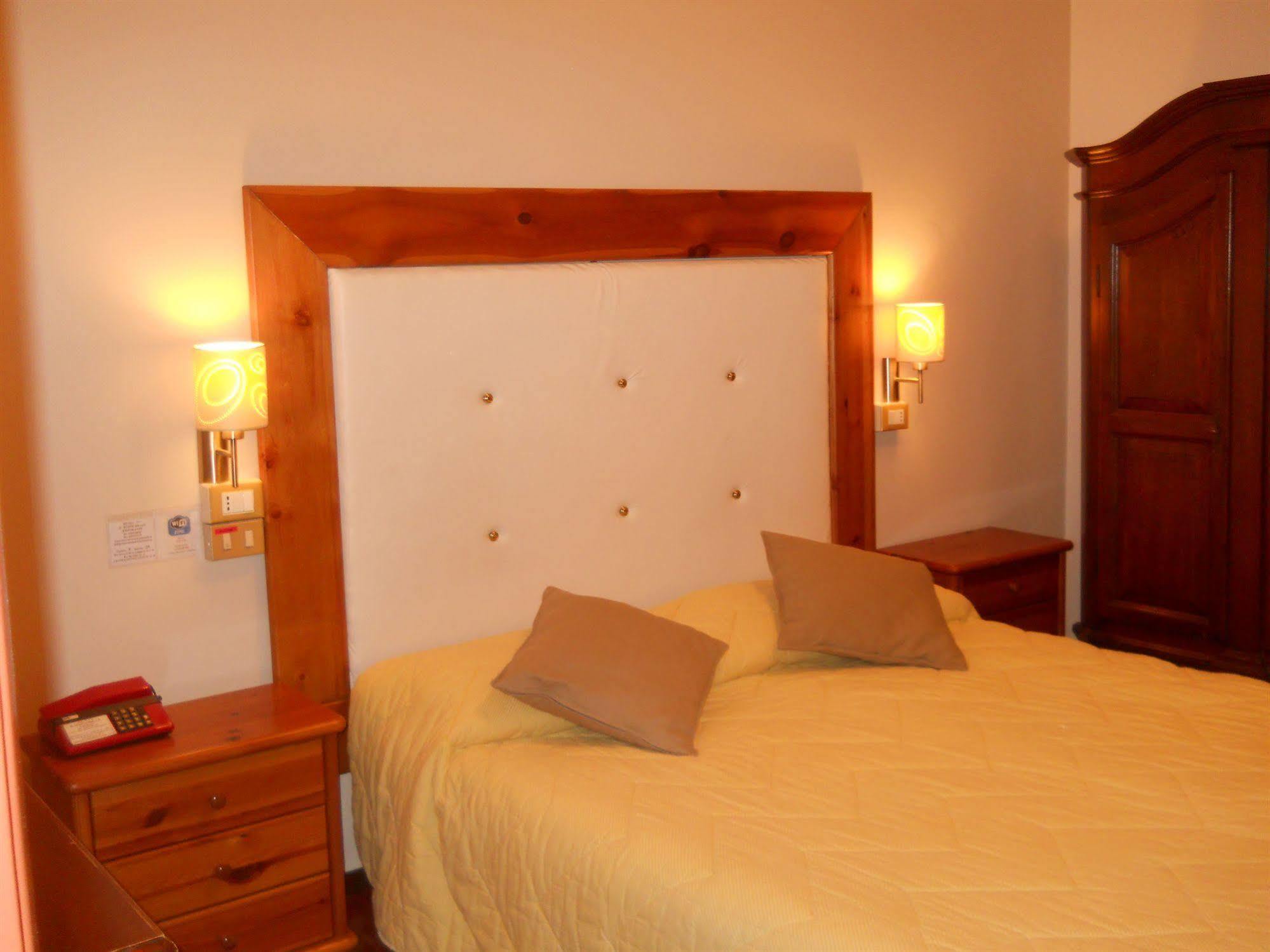 Hotel Il Rustichello Lonato Esterno foto
